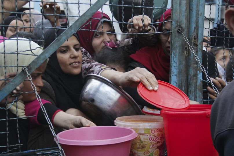 ΜΚΟ μοιράζει μερίδες φαγητού στους αμάχους της Γάζας
