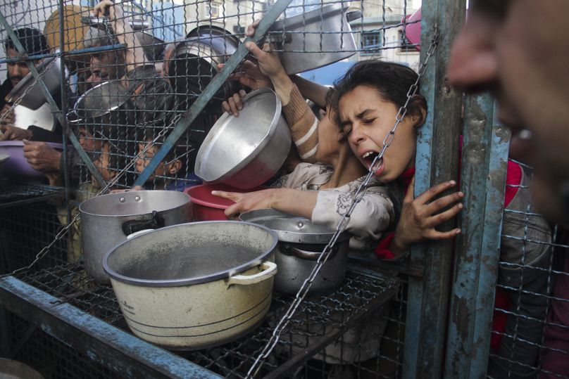 Γάζα: Απελπισμένοι άμαχοι περιμένουν να λάβουν μερίδες φαγητού από ΜΚΟ