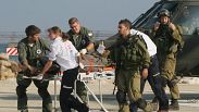 أرشيف: جنود إسرائيليون ينقلون جنديا مصابا في لبنان 2006 وصل على متن مروحية عسكرية إلى مستشفى رمبام بمدينة حيفا 