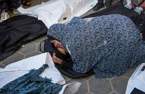 امرأة فلسطينية في مستشفى الأقصى في دير البلح تبكي ابنها الذي قتله قصف إسرائيلي على مخيم المغازي للاجئين وسط قطاع غزة، الثلاثاء، 16 أبريل/نيسان 2024