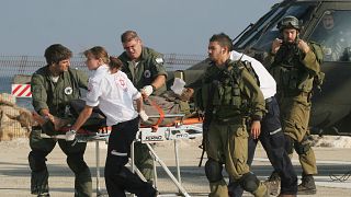 أرشيف: جنود إسرائيليون ينقلون جنديا مصابا في لبنان 2006 وصل على متن مروحية عسكرية إلى مستشفى رمبام بمدينة حيفا 