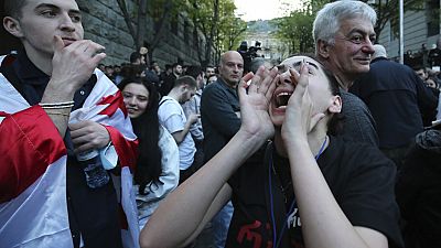 Ragazza protesta in Georgia contro la "legge russa"