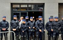 La police monte la garde devant l'entrée principale du lieu de l'événement, alors que la conférence sur le conservatisme national se tient à Bruxelles, le mardi 16 avril 2024.