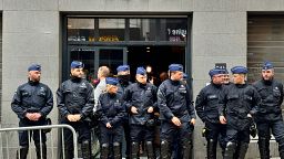 La police monte la garde devant l'entrée principale du lieu de l'événement, alors que la conférence sur le conservatisme national se tient à Bruxelles, le mardi 16 avril 2024.