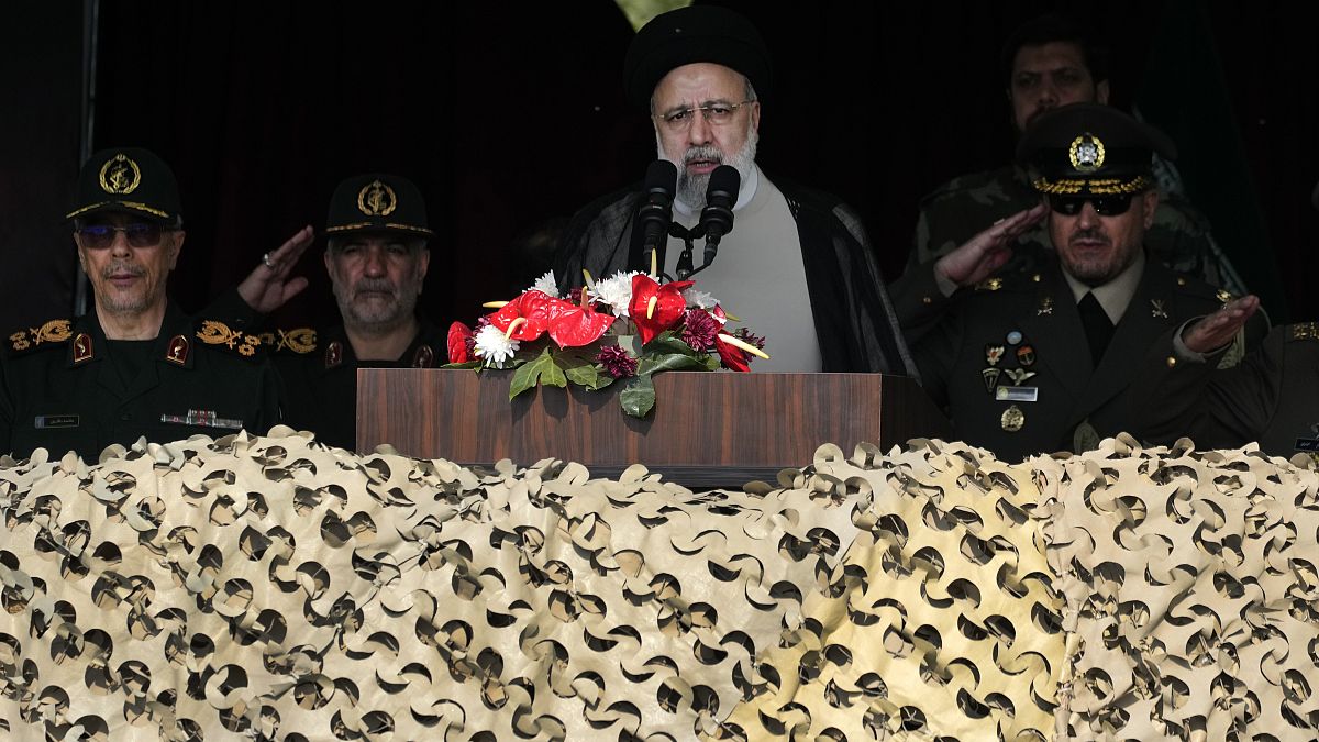 الرئيس الإيراني إبراهيم رئيسي في قاعدة عسكرية شمال طهران، إيران