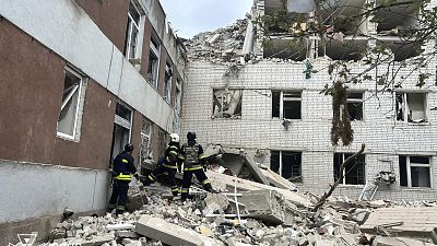 فرق الانقاذ بعد قصف مبنى سكني في مدينة تشيرنيهيف بشمال أوكرانيا 