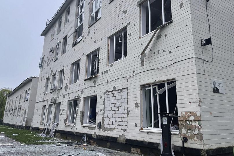 Dieses Foto wurde vom ukrainischen Katastrophenschutz zur Verfügung gestellt. Es zeigt ein durch den russischen Beschuss beschädigtes Gebäude in Tschernihiw, 17. April 2024.