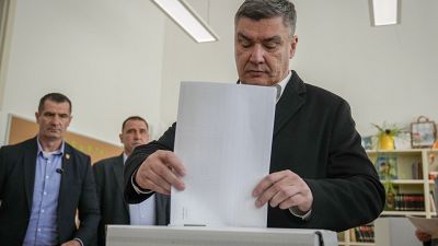 Президент Хорватии Зоран Миланович голосует на парламентских выборах в Загребе, 17 апреля 2024.