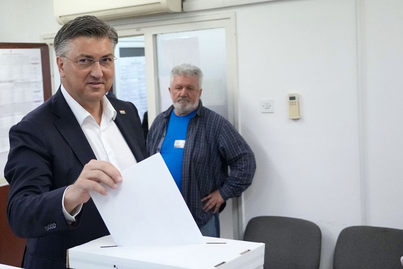 Kroatiens Ministerpräsident Andrej Plenković hat seine Stimme in einem Wahllokal in der Hauptstadt Zagreb abgegeben.