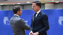 Der französische Präsident Emmanuel Macron spricht im Vorfeld des EUCO-Gipfels mit dem niederländischen geschäftsführenden Ministerpräsidenten Mark Rutte