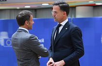 El presidente francés Emmanuel Macron habla con el primer ministro provisional holandés Mark Rutte antes de la cumbre EUCO