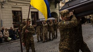 جنود أوكرانيون خلال جنازة في لفيف، أوكرانيا.