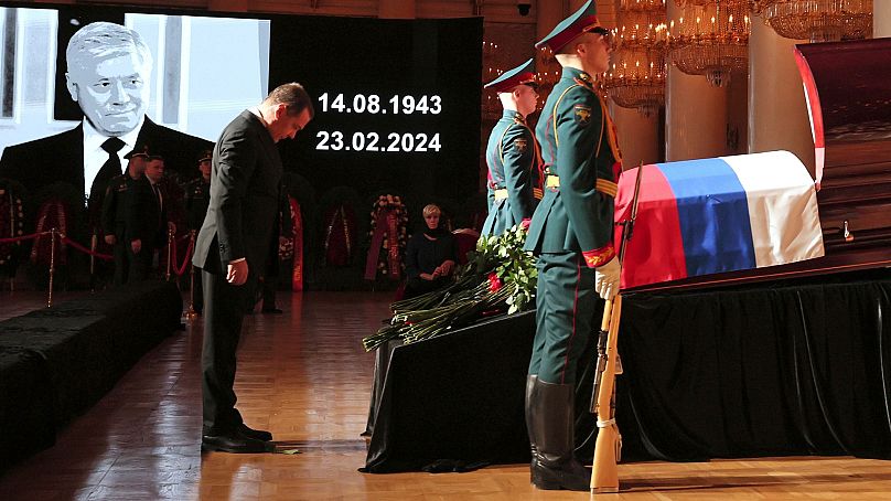دمیتری مدودف، معاون شورای امنیت روسیه و رئیس حزب روسیه متحد، در حال ادای احترام به پیکر ویاچسلاو لبدف در تاریخ ۲۸ فوریه ۲۰۲۴