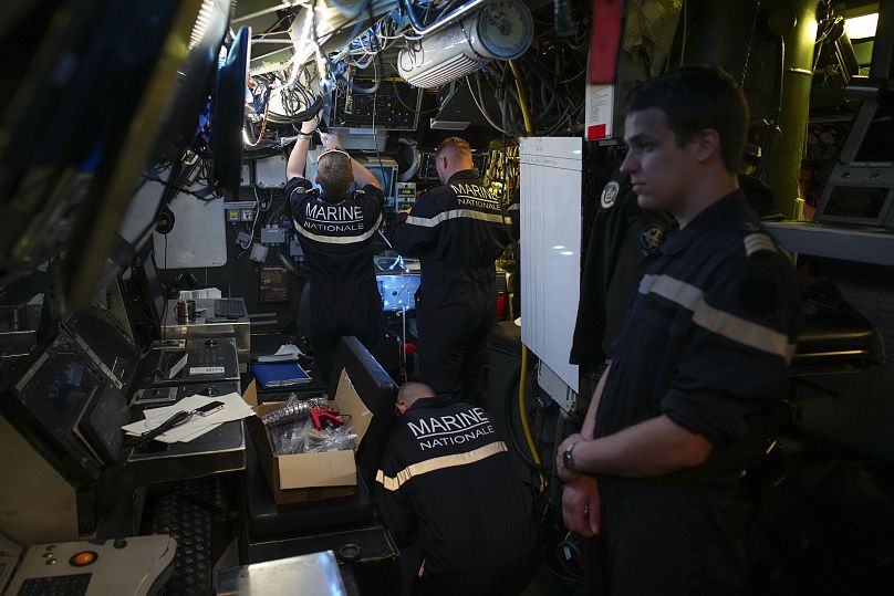 یک افسر امنیتی بر انتشار تصاویر خبرنگاران از داخل زیردریایی نظارت کرد