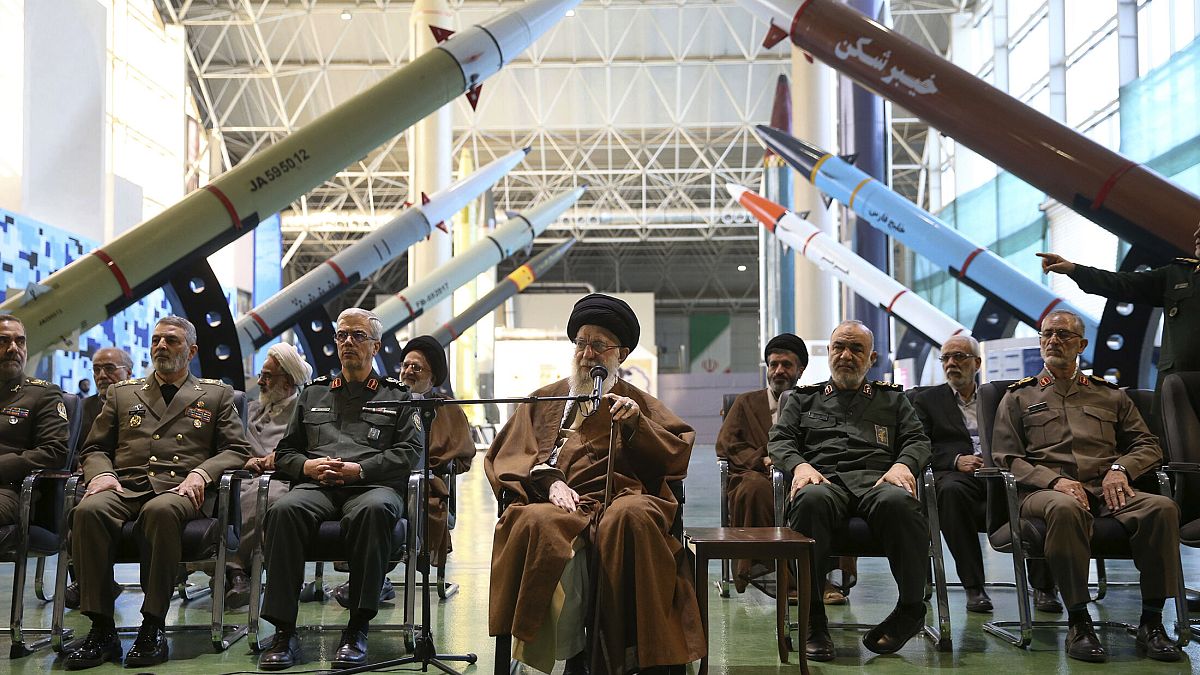 علی خامنه‌ای، رهبر جمهوری اسلامی ایران در جمع فرماندهان سپاه پاسداران و ارتش
