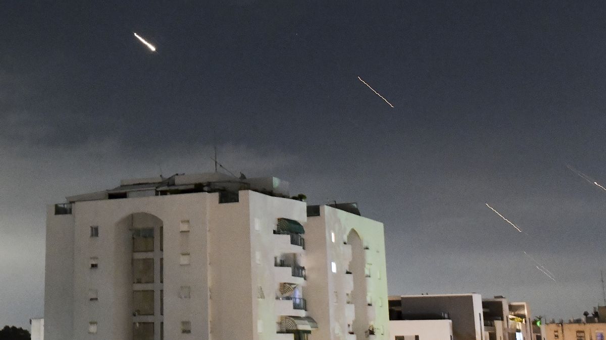 منظومة الدفاع الجوي الإسرائيلية "القبة الحديدية" تنطلق لاعتراض صواريخ أطلقت من إيران، وسط إسرائيل، الأحد، 14 أبريل/نيسان 2024.