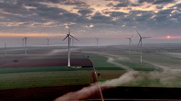 Turbinas eólicas funcionam numa central de energia perto de Stetten, a norte de Kaiserslautern, na Alemanha. 