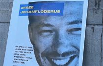 Cartaz de Johan Floderus numa manifestação em Bruxelas para exigir a sua libertação