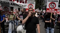 Un manifestante ad Atene, durante lo sciopero di 24 ore di traghetti e trasporto pubblico in Grecia  (17 aprile 2024)