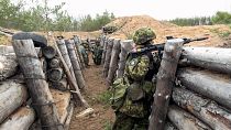 Des civils estoniens s'entraînent à la guerre de tranchées avec des soldats français de l'OTAN