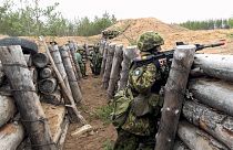 Civis da Estónia treinam guerra de trincheiras com soldados franceses da NATO