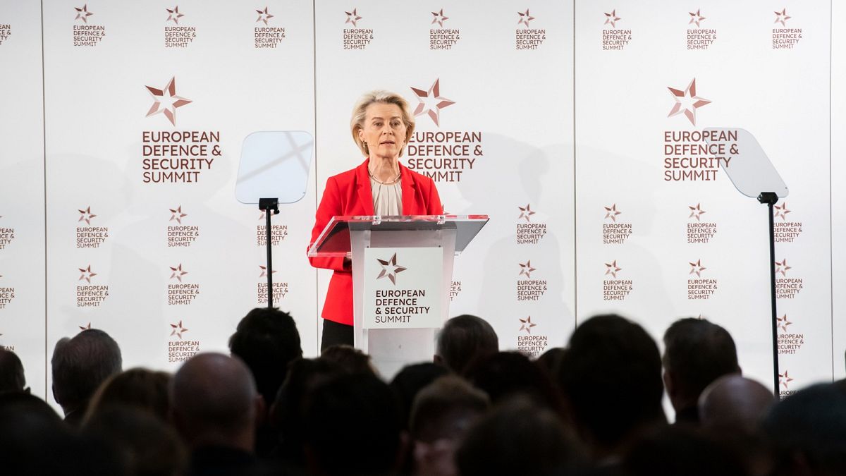 Ursula von der Leyen ia discursar na Cimeira Europeia de Defesa e Segurança quando um homem se levantou para denunciar a sua política em relação a Israel.