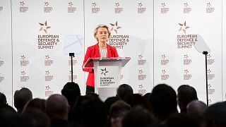 Η Ursula von der Leyen επρόκειτο να εκφωνήσει ομιλία στην Ευρωπαϊκή Σύνοδο Κορυφής για την Άμυνα και την Ασφάλεια, όταν ένας άνδρας σηκώθηκε όρθιος για να καταγγείλει την πολιτική της για το Ισραήλ.