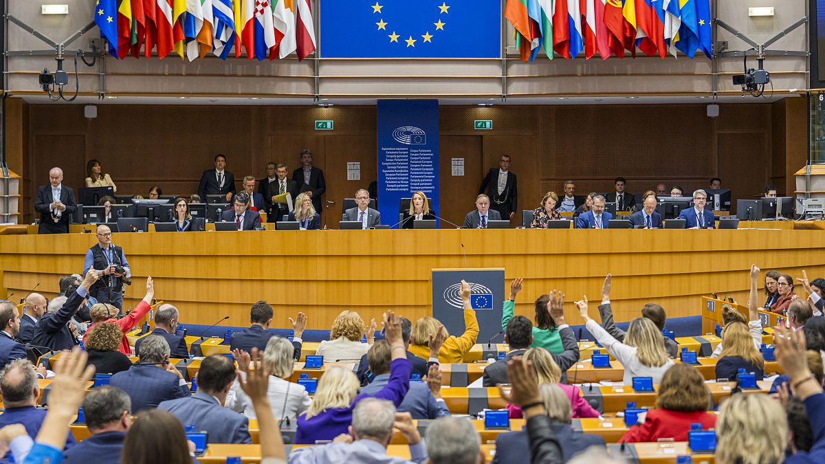 Segundo o novo regulamento, os deputados devem reunir-se "na frente do hemiciclo" para dar a ilusão de uma multidão.