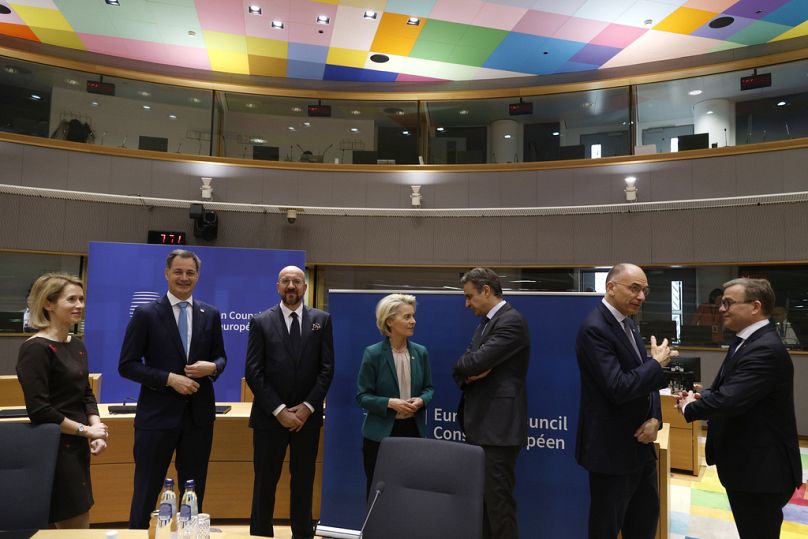 Una mesa redonda en una cumbre de la UE en Bruselas, el jueves 18 de abril de 2024.