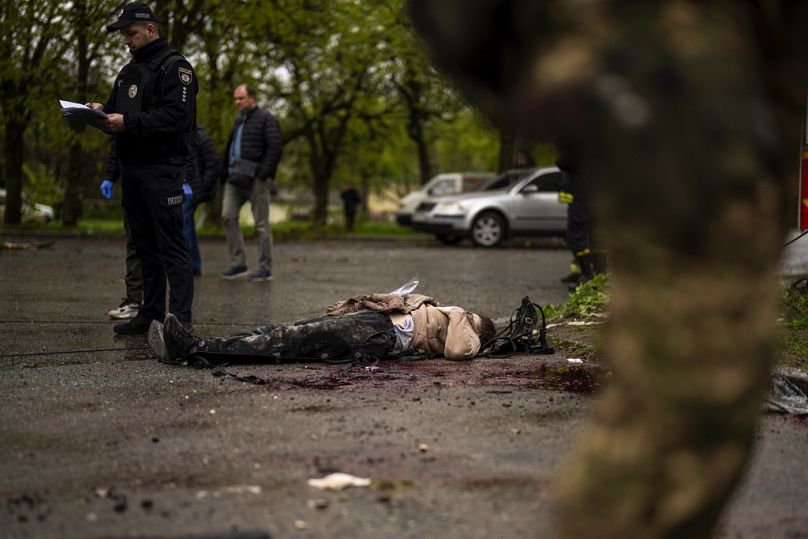 Die Leiche einer Frau, die bei dem russischen Luftangriff getötet wurde, Tschernihiw, 17. April 2024