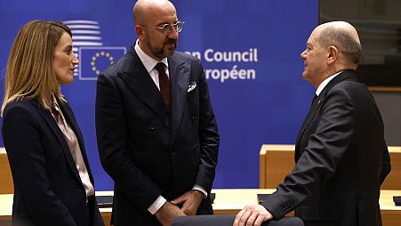 EU-Ratspräsident Charles Michel, EU-Parlamentspräsidentin Roberta Metsola, Bundeskanzler Olaf Scholz (r.)