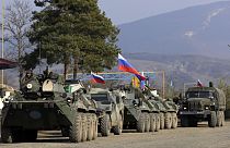 Vehículos de fuerzas de paz rusas estacionados en un puesto de control en la carretera a Shusha en la región separatista de Nagorno-Karabaj, el martes 17 de noviembre de 2020.