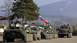 Vehículos de fuerzas de paz rusas estacionados en un puesto de control en la carretera a Shusha en la región separatista de Nagorno-Karabaj, el martes 17 de noviembre de 2020.
