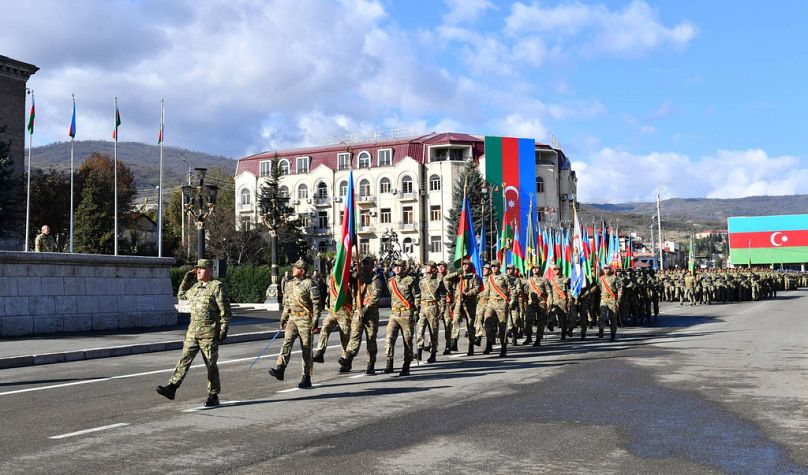 Αζέροι στρατιώτες κάνουν παρέλαση στο Ναγκόρνο - Καραμπάχ