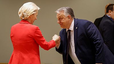 رئيس الوزراء المجري فيكتور أوربان يرحب برئيس المفوضية الأوروبية أورسولا فون دير لاين