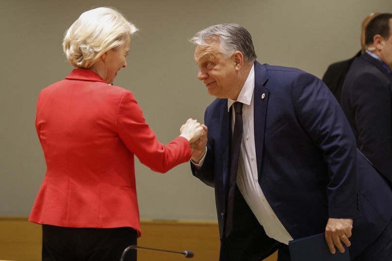 ARCHIVO - El primer ministro de Hungría, Viktor Orban y la presidenta de la Comisión Europea, Ursula von der Leyen, en Bruselas, el miércoles 17 de abril de 2024.