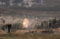 المدفعية الإسرائيلية تطلق قذائف المورتر على الفلسطينيين في قطاع غزة