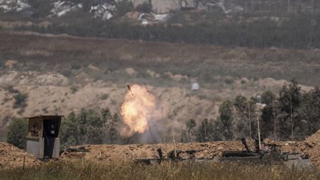 المدفعية الإسرائيلية تطلق قذائف المورتر على الفلسطينيين في قطاع غزة