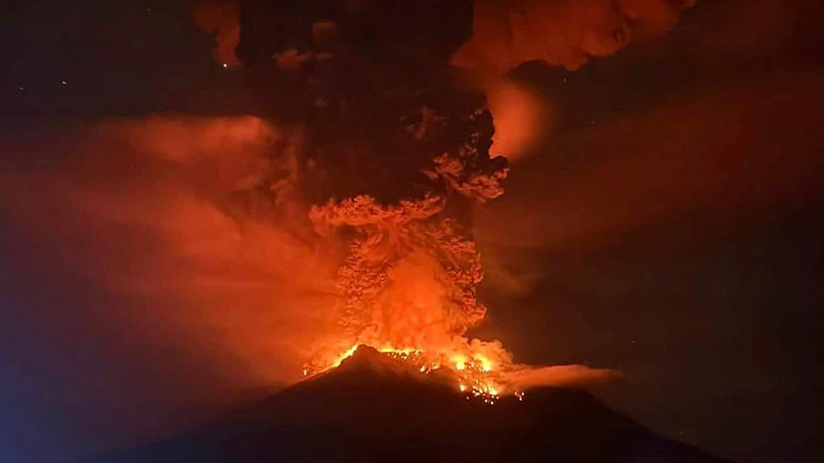 Endonezya'da Ruang Yanardağında volkanik patlama Bölgeden binlerce kişi tahliye ediliyor