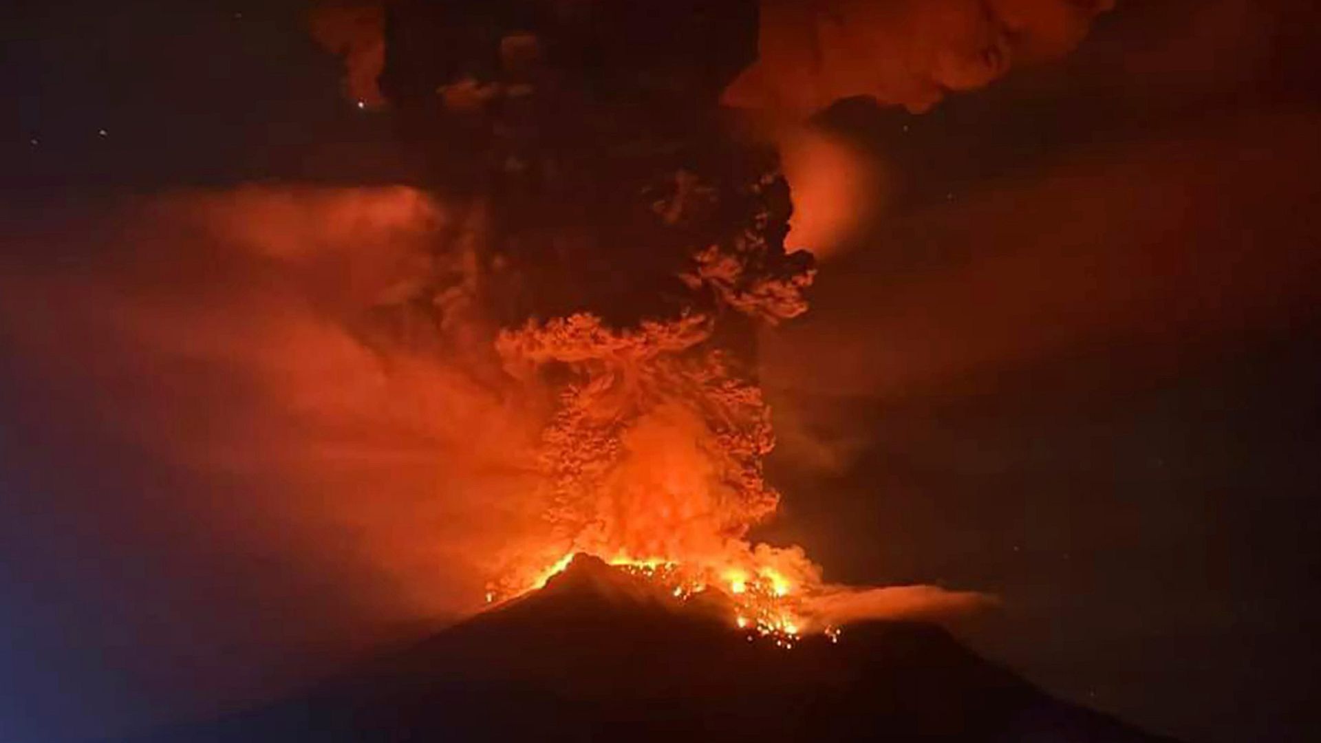 Endonezya’da yanardağda volkanik patlama