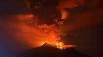 Endonezya'nın kuzeyinde bulunan Ruang Yanardağı'ndaki volkanik patlama