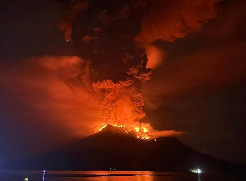 Endonezya'nın kuzeyinde bulunan Ruang Yanardağı'nda volkanik patlama
