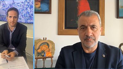 Ο ευρωβουλευτής του ΔΗΣΥ, Λουκάς Φουρλάς, και ο δημοσιογράφος του euronews, Πάνος Κιτσικόπουλος