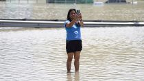امرأة تلتقط صورة سيلفي في مياه الفيضانات في دبي، الإمارات العربية المتحدة، الأربعاء 17 أبريل/نيسان 2024