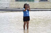 امرأة تلتقط صورة سيلفي في مياه الفيضانات في دبي، الإمارات العربية المتحدة، الأربعاء 17 أبريل/نيسان 2024