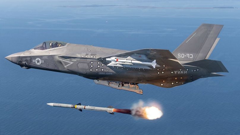 F-35 vadászgép elfogó rakétát ló ki