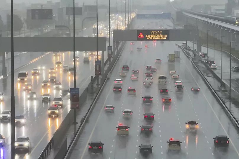 Des véhicules circulent sous une pluie battante sur l'autoroute Sheikh Zayed Road à Dubaï, aux Émirats arabes unis.