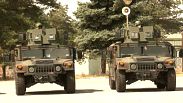 Imagen de dos vehículos militares de las fuerzas de la KFOR desplegadas en los Balcanes Occidentales.