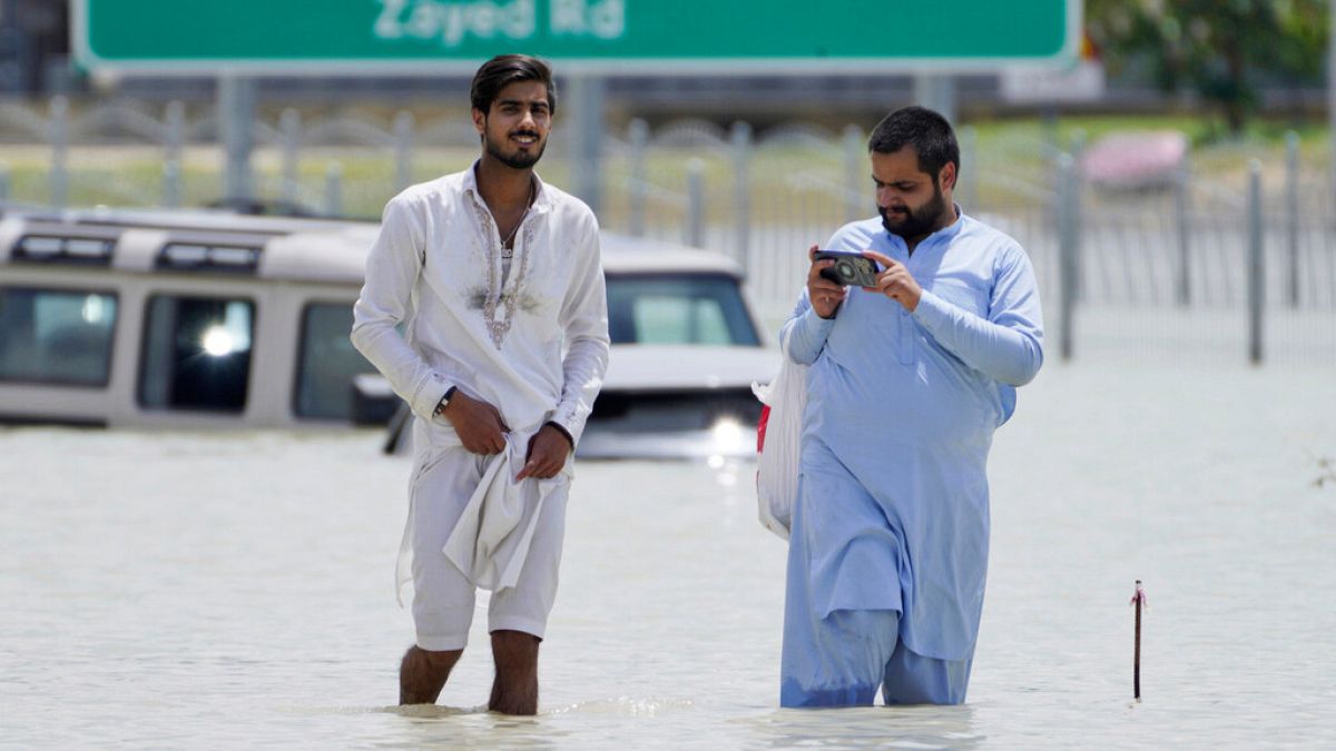 ОАЕ се борят за възстановяване от безпрецедентни наводнения