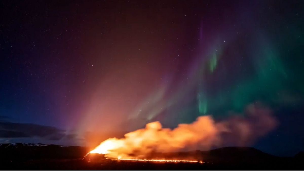 WATCH: Northern Lights shine over an erupting volcano in Iceland thumbnail